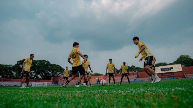 Tim Persebaya saat latihan di Stadion Brawijaya, Kediri. ANTARA