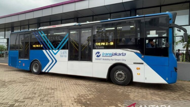 Transjabodetabek Luncurkan Rute Baru PIK 2-Blok M Transjabodetabek rute PIK 2-Blok M siap berangkat dari Halte Transjabodetabek PIK 2, Banten, Kamis (22/5/2025). ANTARA/Lifia Mawaddah Putri.