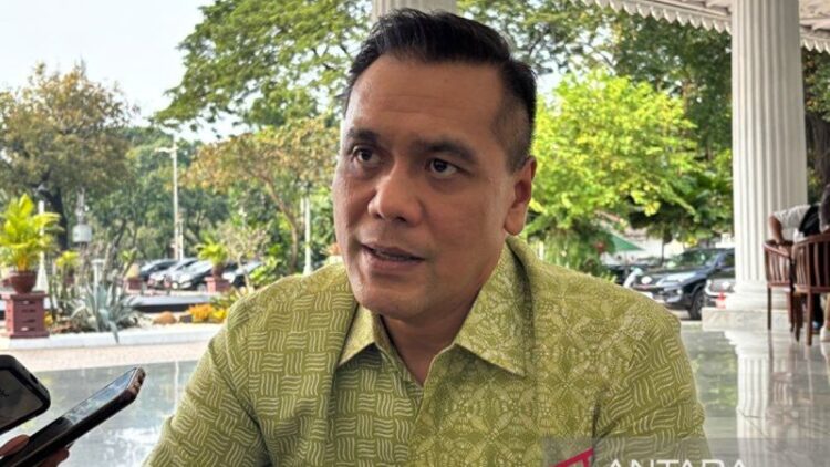 Staf Khusus Gubernur dan Wakil Gubernur Jakarta Bidang Komunikasi Publik Cyril Raoul Hakim alias Chico Hakim saat ditemui di Balai Kota Jakarta, Rabu (16/4/2025). ANTARA/Lifia Mawaddah Putri.