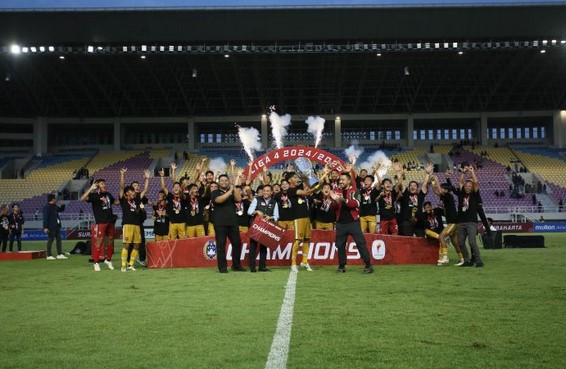 Klub asal Bengkulu Tri Brata Rafflesia merayakan gelar juara Liga 4 2024/2025 setelah mengalahkan Persika Karanganyar dengan skor 3-2 dalam laga final di Stadion Manahan, Solo, Selasa (28/5/2025). (ANTARA/HO-PSSI)