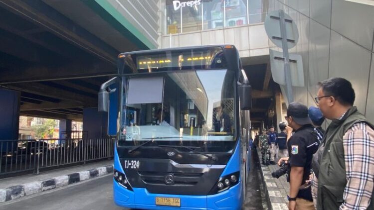 Pemerintah Provinsi DKI meresmikan Transjabodetabek rute D41 Sawangan-Lebak Bulus di halte Transjakarta Lebak Bulus, Jakarta, Rabu (4/6/2025). ANTARA/Luthfia Miranda Putri.