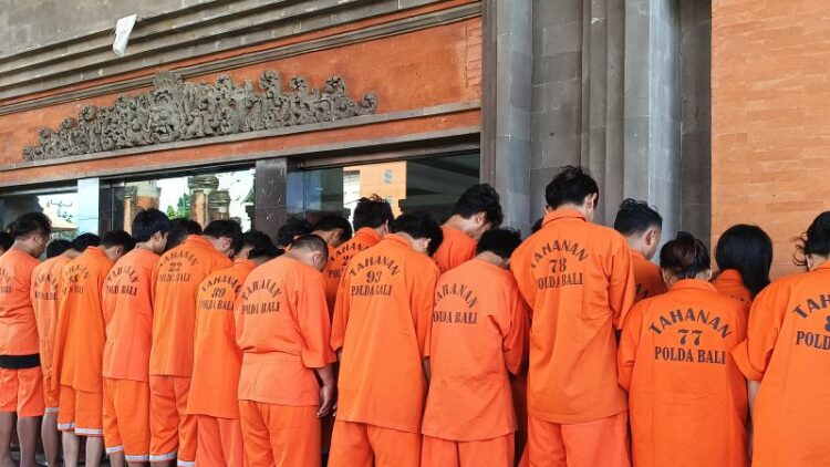 Direktorat Reserse Siber (Ditressiber) Kepolisian Daerah Bali menunjukkan tersangka kasus penipuan daring jaringan internasional di Denpasar, Bali, Rabu (11/6/2025). (ANTARA/Rolandus Nampu)