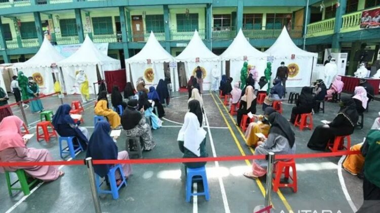 Arsip foto - Pelaksanaan tes cepat COVID-19 di Ponpes Asshiddiqiyah, Jakarta, Minggu (11/10/2020). ANTARA/Handout/aa.