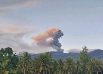 Gunung Dukono Batuk-Batuk, Semburan Setinggi 1,4 Kilometer