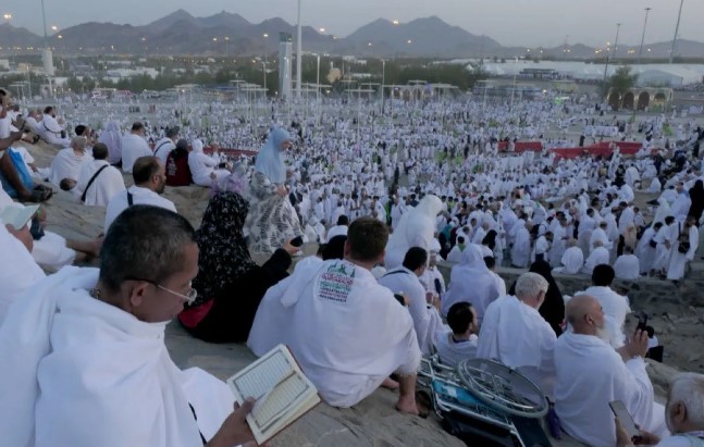 Umat Islam dari berbagai negara melaksanakan wukuf di Jabal Rahmah, Arafah, Arab Saudi, Selasa (27/6/2023). . ANTARA FOTO/Wahyu Putro A/nym.