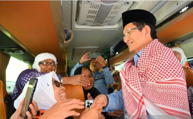 Menteri Agama Nasaruddin Umar menyapa jamaah haji Indonesia di dalam bus saat pemulangan di Hotel Moro Alalameyah, Makkah, Arab Saudi, Selasa (10/6/2025). ANTARA FOTO/Andika Wahyu