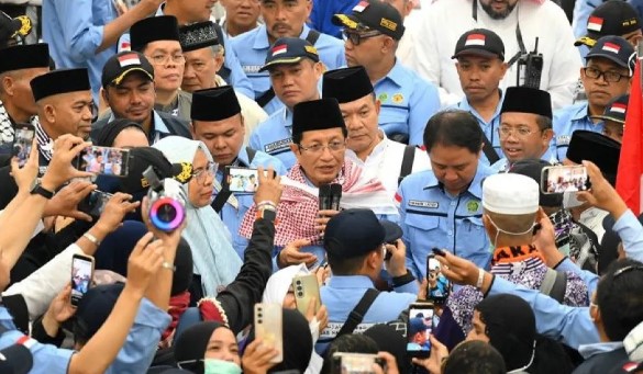 Menteri Agama Nasaruddin Umar (tengah) menyampaikan sambutan pemulangan jamaah haji Indonesia di Hotel Moro Alalameyah, Makkah, Arab Saudi, Selasa (10/6/2025). ANTARA FOTO/Andika Wahyu/foc/aa.
