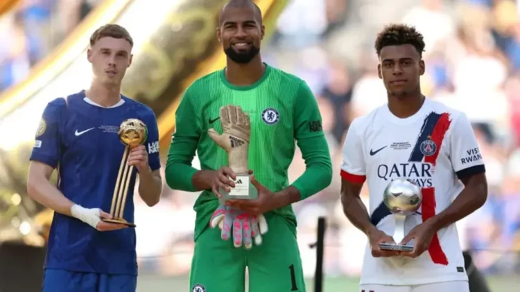 Gelandang Chelsea Cole Palmer (kiri), kiper Chelsea Robert Sanchez (tengah) dan penyerang Paris Saint-Germain Desire Doue (kanan) berfoto memegang piala gelar individu Piala Dunia Antarklub FIFA 2025 di Stadion MetLife, New Jersey, Minggu (13/7/2025). (FIFA.com)
