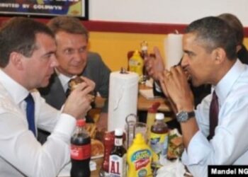 Hamburger “Nuklir” Obama, Rendang Jokowi, dan Resolusi Damai