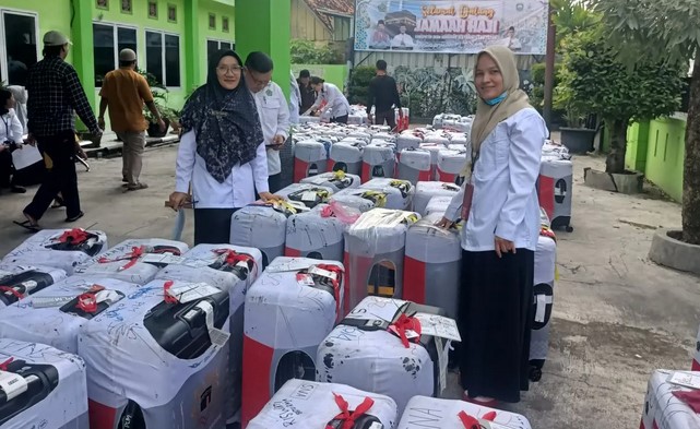 Jamaah haji Kloter 9 asal Kabupaten OKU mengambil koper di Kantor Kemenag OKU pada Senin (23/6). ANTARA/Edo Purmana