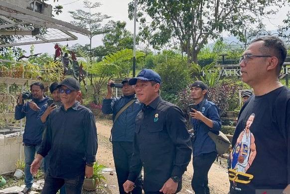 Menteri LH/Kepala Badan Pengendalian Lingkungan Hidup Hanif Faisol Nurrofiq bersama Sekda Kabupaten Bogor Ajat Rochmat Jatnika meninjau pembongkaran mandiri tempat wisata di Cisarua, Kabupaten Bogor, Jawa Barat, Minggu (27/7/2025). (ANTARA/M Fikri Setiawan)