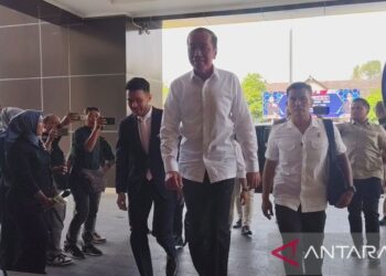 Jokowi Bawa Ijazah Asli ke Polresta Surakarta