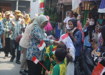Camat Bekasi Timur Tersengat Tarian Tor-Tor Kampung Tangguh RW 05 Duren Jaya