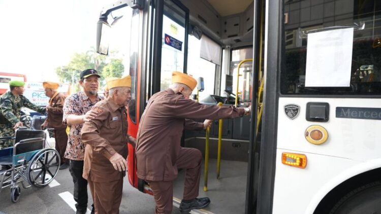 Hari Veteran Nasional: 500 Veteran Keliling Jakarta Gratis Naik Bus Transjakarta