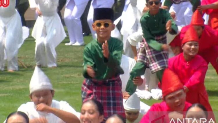 Bocah Penari Viral Pacu Jalur Rayyan Ramaikan HUT RI di Istana Merdeka