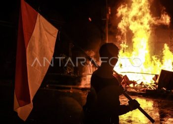 Massa Bakar Halte Transjakarta Senen Toyota Rangga di Jakarta