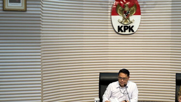 Pelaksana Tugas Deputi Penindakan dan Eksekusi Komisi Pemberantasan Korupsi Asep Guntur Rahayu saat memberikan keterangan di Gedung Merah Putih KPK, Jakarta, Kamis (7/8/2025). (ANTARA/Rio Feisal)