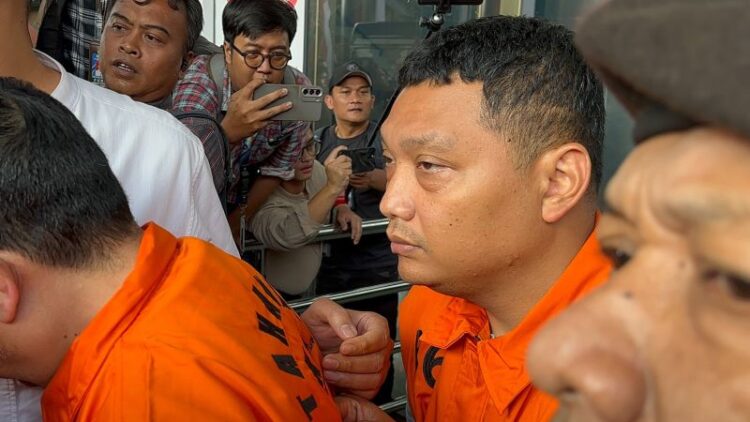 Tersangka kasus dugaan pemerasan terkait pengurusan sertifikat keselamatan dan kesehatan kerja (K3) di lingkungan Kementerian Ketenagakerjaan sekaligus Koordinator Bidang Kelembagaan dan Personel K3 Kemenaker tahun 2022-2025, Irvian Bobby Mahendro (kanan) saat berjalan menuju mobil tahanan di Gedung Merah Putih KPK, Jakarta, Jumat (22/8/2025). ANTARA/Rio Feisal.