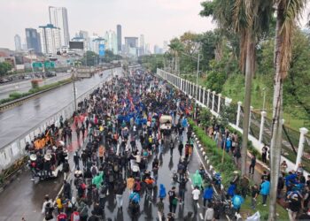 Ricuh di Depan DPR, Massa Lempari Polisi hingga Rusak Gerbang