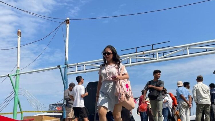 Pengunjung baru turun dari kapal di satu dermaga yang ada di Kabupaten Kepulauan Seribu pada Sabtu (31/5/2025). Dok. Pemkab Kep Seribu - Antara