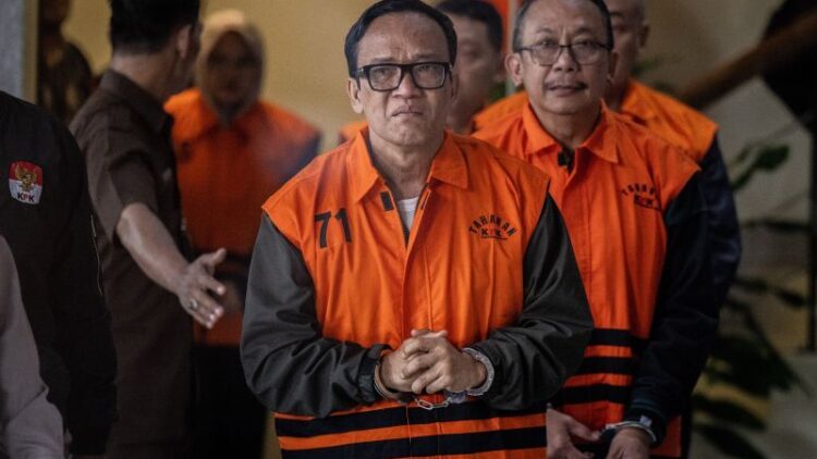 Wakil Menteri Ketenagakerjaan (Wamenaker) Immanuel Ebenezer (tengah) bersama tersangka lainnya berjalan menuju ruang konferensi pers usai terjaring OTT KPK di Gedung Merah Putih KPK, Jakarta, Jumat (22/8/2025). ANTARA FOTO/Bayu Pratama S/foc.