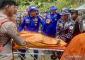 Tim SAR Evakuasi Potongan Jasad Korban Heli Jatuh di Kalsel