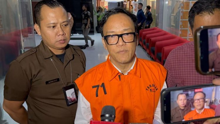 Mantan Wakil Menteri Ketenagakerjaan sekaligus tersangka kasus dugaan pemerasan terkait dengan pengurusan sertifikat keselamatan dan kesehatan kerja (K3) di lingkungan Kementerian Ketenagakerjaan, Immanuel Ebenezer Gerungan (kanan), setelah diperiksa Komisi Pemberantasan Korupsi, di Gedung Merah Putih KPK, Jakarta, Selasa (2/9/2025). (ANTARA/Rio Feisal)