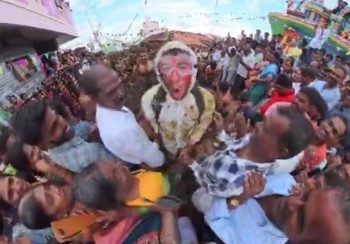 YouTuber Amerika Mengaku Kapok Ikut Festival Melempar Kotoran Sapi di India
