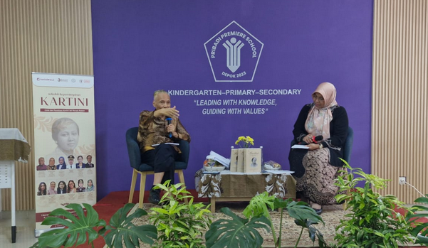 Penulis buku trilogi Kartini, Prof. Dr. Ing. Wardiman Djojonegoro yang juga Menteri Pendidikan dan Kebudayaan periode 1993-1998, dalam kegiatan Sekolah Kepemimpinan Kartini (KALIS) di Pribadi Premiere Depok