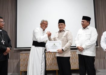 Wamenag Serahkan Bantuan Rp2 Miliar untuk Gereja Katolik Terdampak Banjir dan Longsor di Sumut