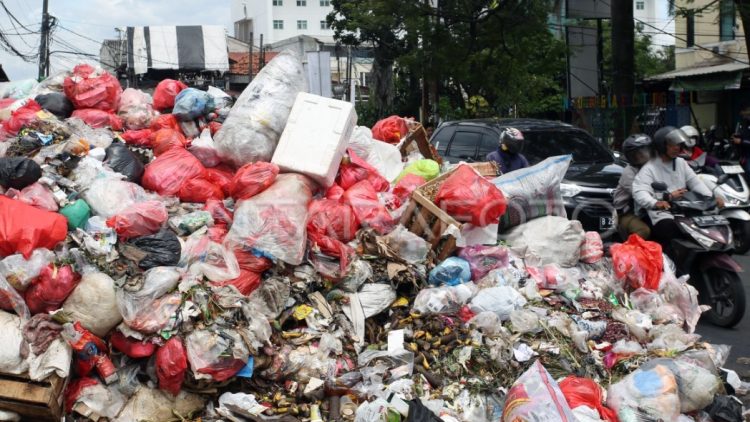 Gunungan sampah di salah satu sudut Kota Tangsel