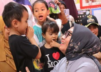 Pastikan Kebutuhan Perempuan-Anak Terpenuhi, Menteri PPPA Tinjau Posko Pengungsian Padang