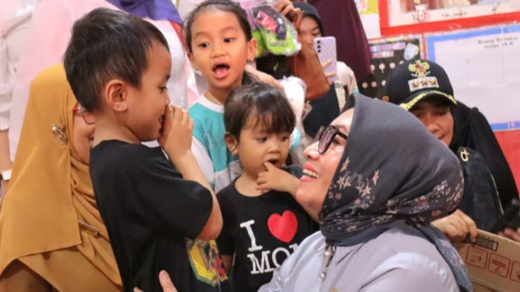 Pastikan Kebutuhan Perempuan-Anak Terpenuhi, Menteri PPPA Tinjau Posko Pengungsian Padang
