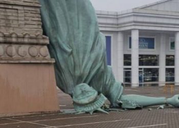 Viral! Replika Patung Liberty Roboh Diterjang Angin Kencang