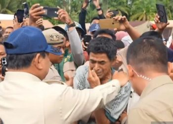 Momen Haru di Posko Pengungsi Agam, Tangis Warga Sambut Presiden Prabowo