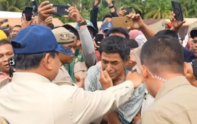 Presiden Prabowo Subianto menepuk pundak seorang warga yang terharu saat Kepala Negara meninjau posko pengungsian di Desa Salareh Aia, Palembayan, Agam, Sumatra Barat, Kamis (18/12/2025).