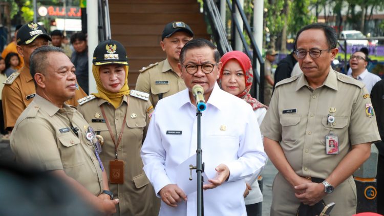 Pramono memberikan keterangan pers di JPO Pesanggrahan, Jakarta Barat
