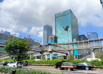 Cuaca Berawan dan Hujan Ringan Bayangi Aktivitas Warga Jakarta