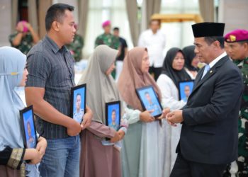 Mentan Amran Serahkan Santunan Rp1 Miliar untuk Keluarga Prajurit Marinir Gugur dalam Tugas