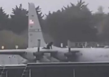 Seorang Pria Bawa Kapak Serang Pesawat Militer Amerika Hingga Rusak