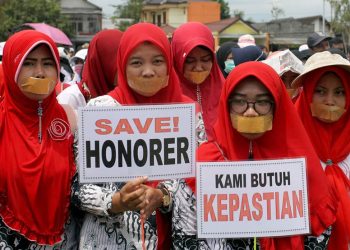 Guru yang Mengajar dalam Lapar