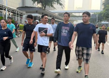 Menkeu Purbaya Nikmati CFD Jakarta, Warga Antusias Ajak Foto dan Jogging Bersama