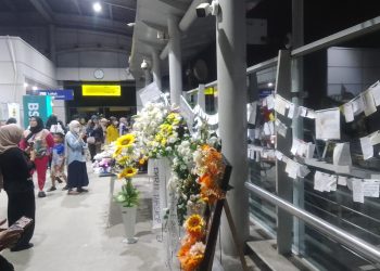Hujan, Doa, dan Kertas-Kertas Duka di Lantai Dua Stasiun Bekasi Timur
